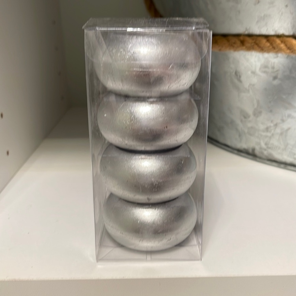 Silver napkin rings: Sets of 4, a Total of 100 Available